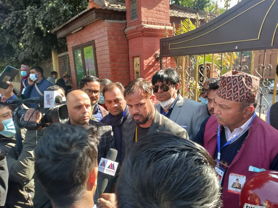 देउवा निस्किँदै गर्दा मुर्दावाद भन्ने युवकमाथि हातपात